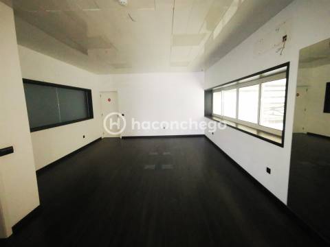 Espaço de escritórios/salas para arrendar em Lijó Barcelos