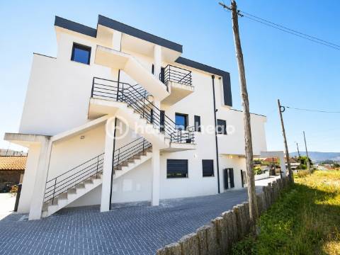 Apartamento T2 em São Verissimo com lugar de estacionamento privado