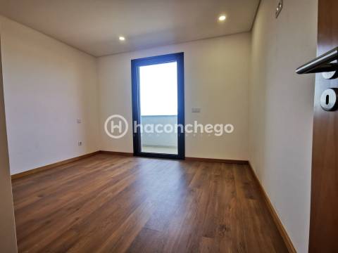 Apartamento T2 em São Verissimo com lugar de estacionamento privado
