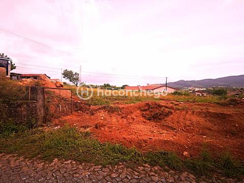 Apartamento T2 com garagem e logradouro Pousa Barcelos