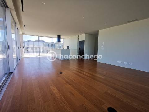 Penthouse T4 de Luxo em Barcelinhos – Totalmente Equipada com equipamentos Haier