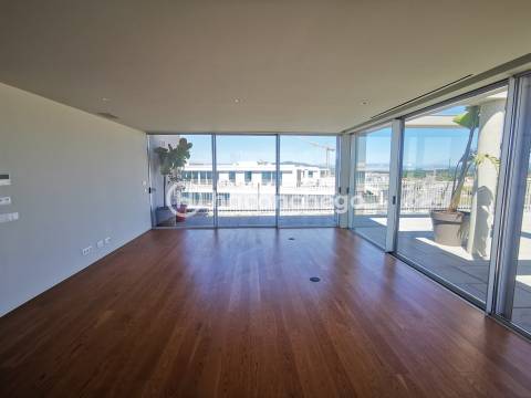 Penthouse T4 de Luxo em Barcelinhos – Totalmente Equipada com equipamentos Haier