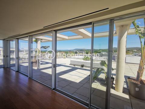 Penthouse T4 de Luxo em Barcelinhos – Totalmente Equipada com equipamentos Haier