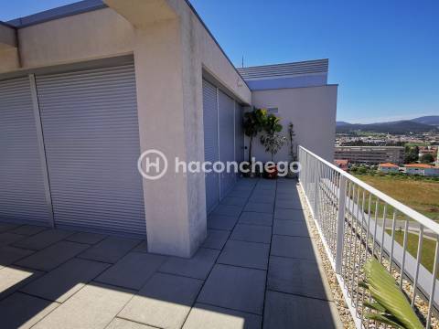 Penthouse T4 de Luxo em Barcelinhos – Totalmente Equipada com equipamentos Haier