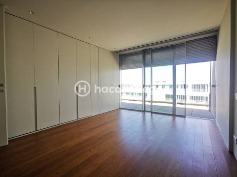 Penthouse T4 de Luxo em Barcelinhos – Totalmente Equipada com equipamentos Haier