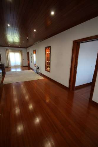 Moradia de 4 frentes com cave de 700 M2