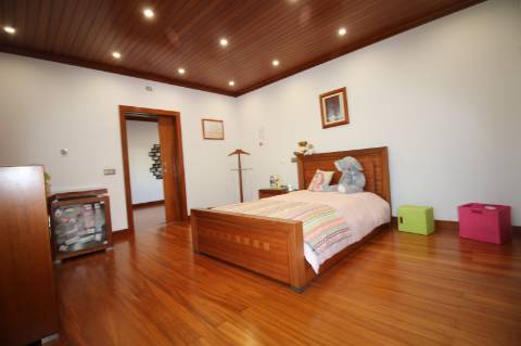 Moradia de 4 frentes com cave de 700 M2