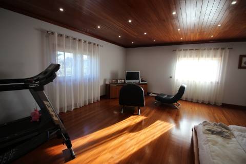 Moradia de 4 frentes com cave de 700 M2