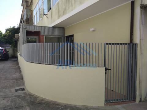 T3 totalmente reconstruído, com pátio e garagem individual