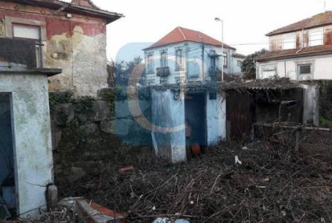 Terreno de duas frentes em Matosinhos, Senhora da Hora