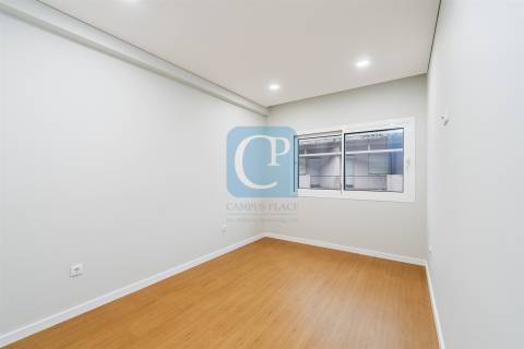 Apartamento T2 renovado e equipado à Avenida Fernão Magalhães