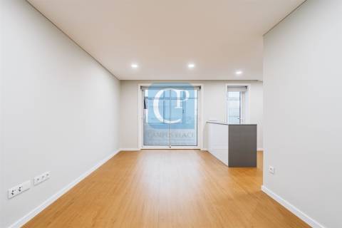 Apartamento T2 renovado e equipado à Avenida Fernão Magalhães