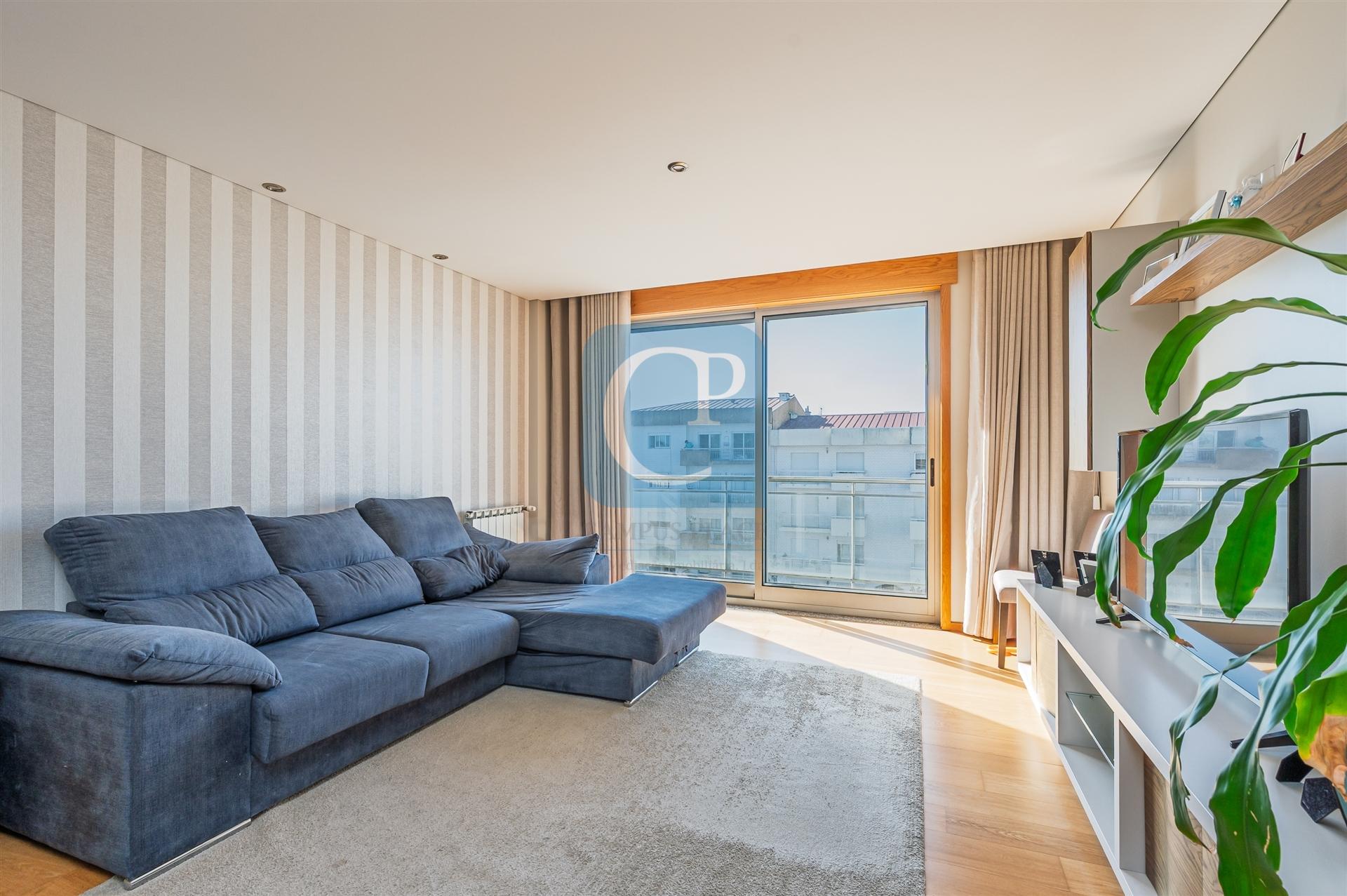 Apartamento T2 como novo e com varanda em Águas Santas, Maia