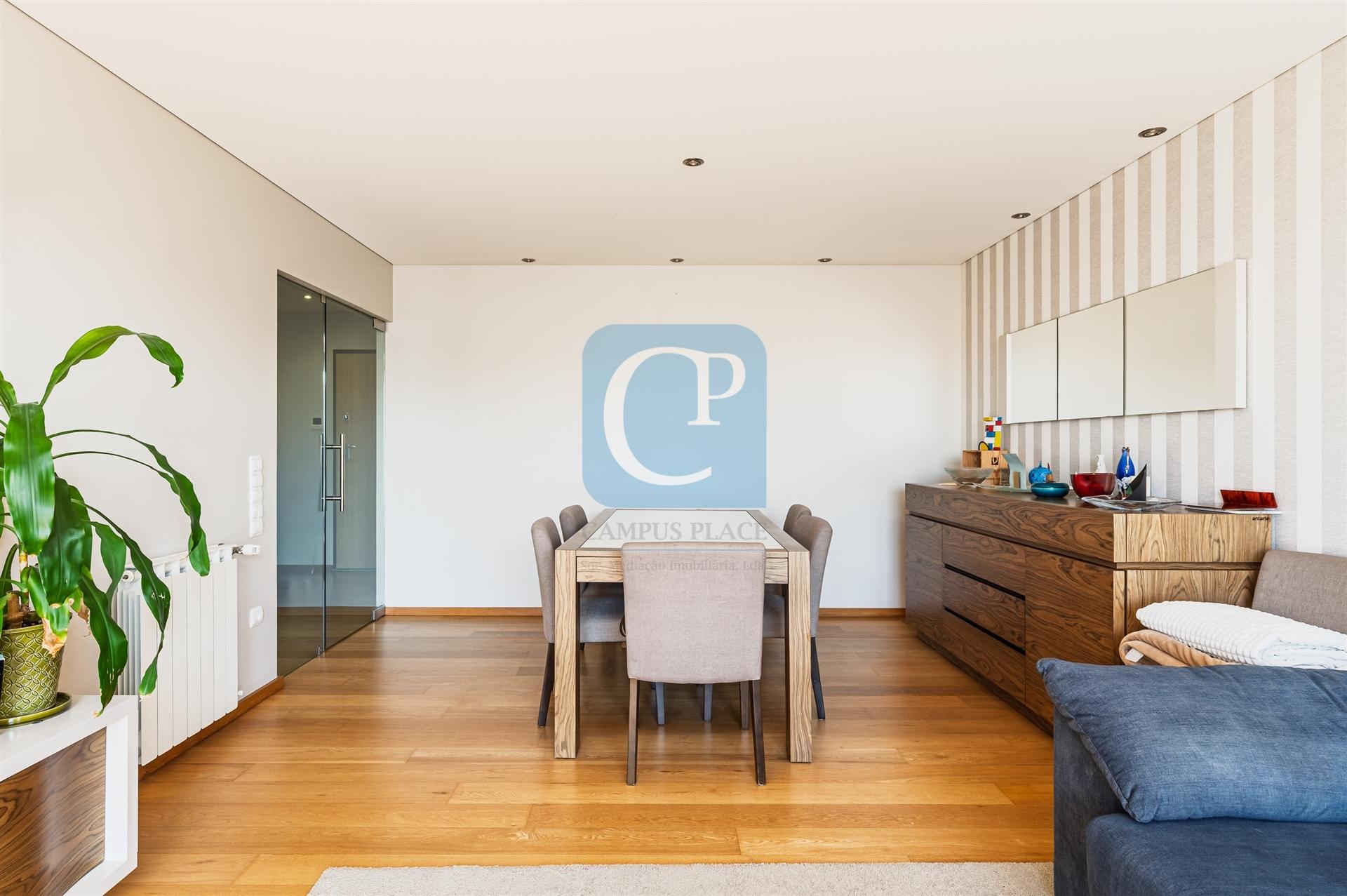 Apartamento T2 como novo e com varanda em Águas Santas, Maia