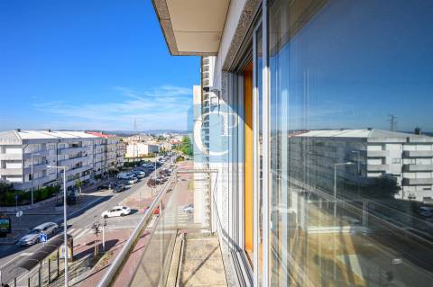 Apartamento T2 como novo e com varanda em Águas Santas, Maia