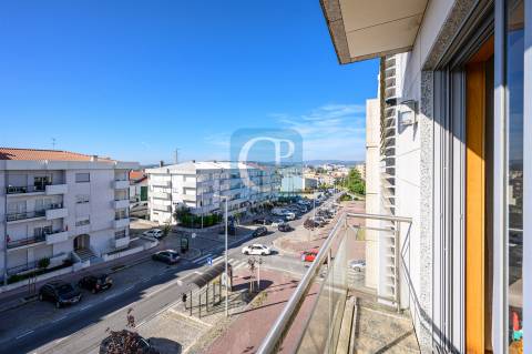 Apartamento T2 como novo e com varanda em Águas Santas, Maia