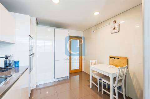 Apartamento T2 como novo e com varanda em Águas Santas, Maia