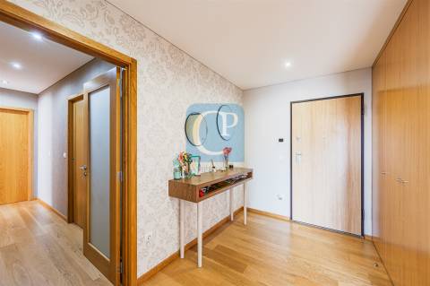 Apartamento T2 como novo e com varanda em Águas Santas, Maia