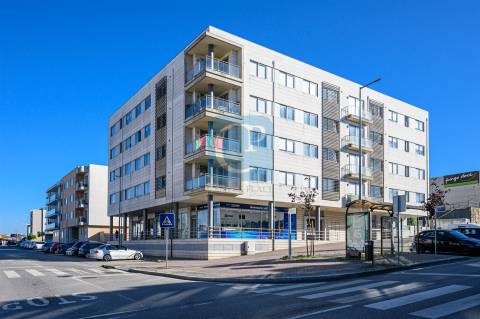 Apartamento T2 como novo e com varanda em Águas Santas, Maia