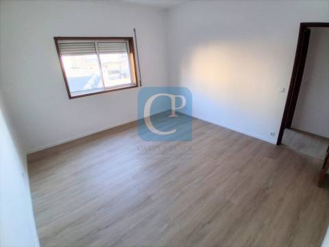 Apartamento T2 com varanda à estação do Metro de Campainha, Baguim do Monte