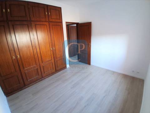 Apartamento T2 com varanda à estação do Metro de Campainha, Baguim do Monte