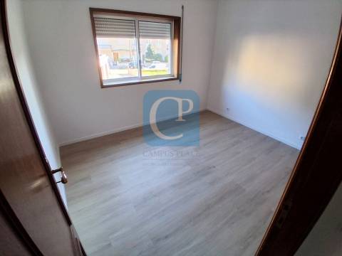 Apartamento T2 com varanda à estação do Metro de Campainha, Baguim do Monte