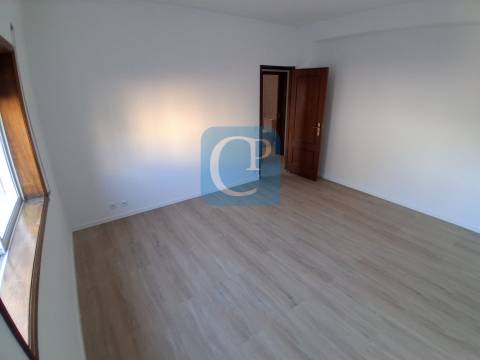 Apartamento T2 com varanda à estação do Metro de Campainha, Baguim do Monte