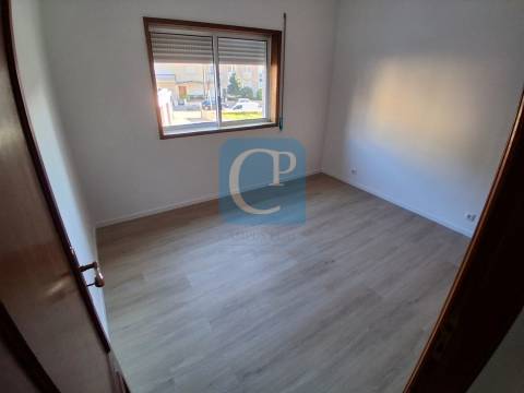 Apartamento T2 com varanda à estação do Metro de Campainha, Baguim do Monte
