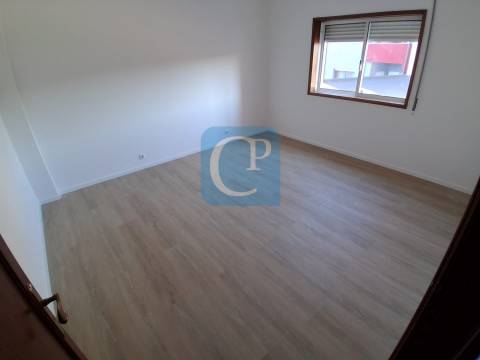 Apartamento T2 com varanda à estação do Metro de Campainha, Baguim do Monte