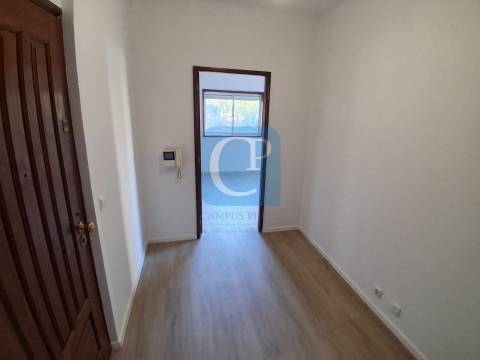 Apartamento T2 com varanda à estação do Metro de Campainha, Baguim do Monte
