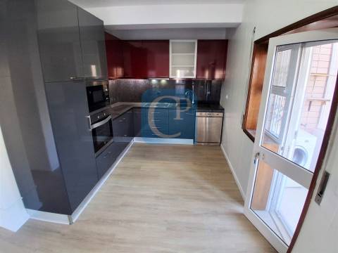 Apartamento T2 com varanda à estação do Metro de Campainha, Baguim do Monte