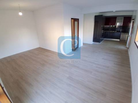 Apartamento T2 com varanda à estação do Metro de Campainha, Baguim do Monte