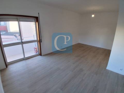 Apartamento T2 com varanda à estação do Metro de Campainha, Baguim do Monte