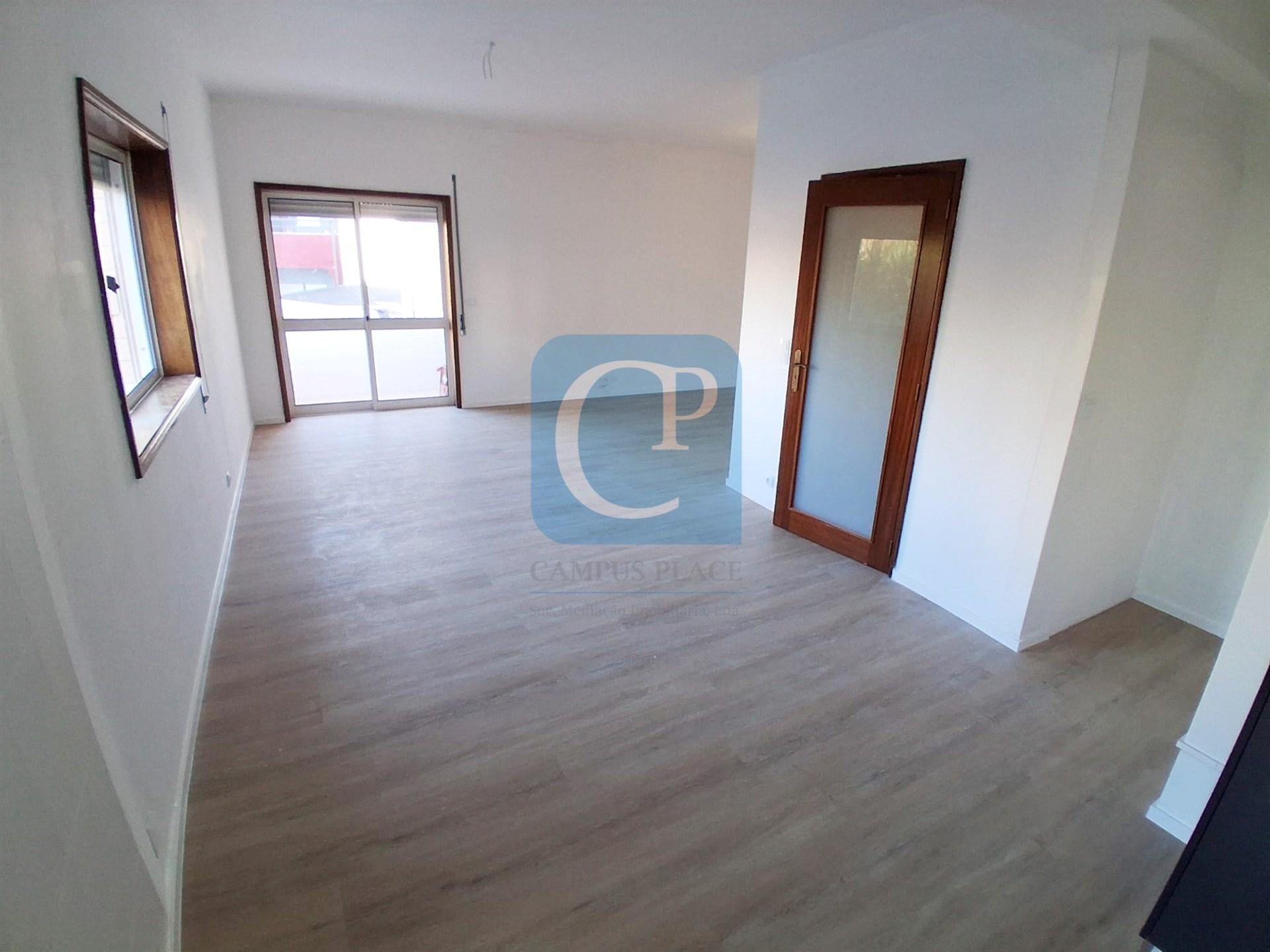 Apartamento T2 com varanda à estação do Metro de Campainha, Baguim do Monte