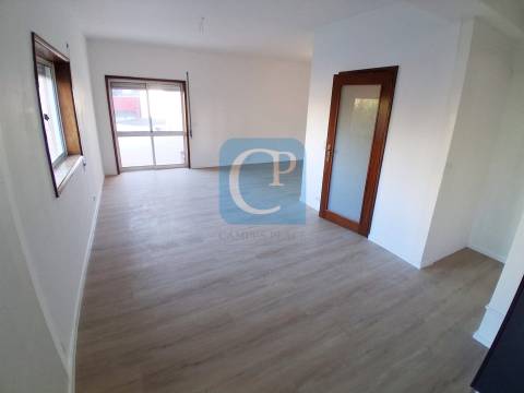 Apartamento T2 com varanda à estação do Metro de Campainha, Baguim do Monte