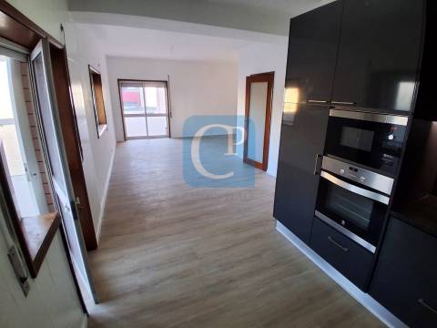 Apartamento T2 com varanda à estação do Metro de Campainha, Baguim do Monte