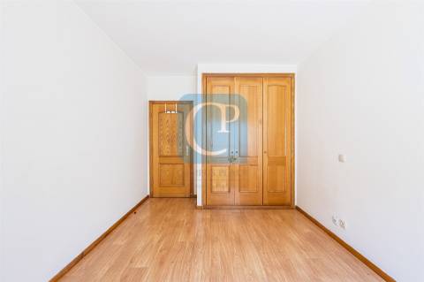 Apartamento T2 com garagem na Senhora da Hora, Matosinhos