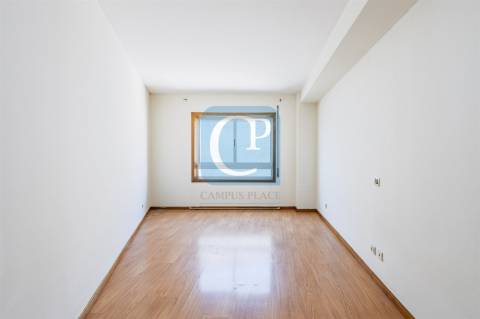 Apartamento T2 com garagem na Senhora da Hora, Matosinhos