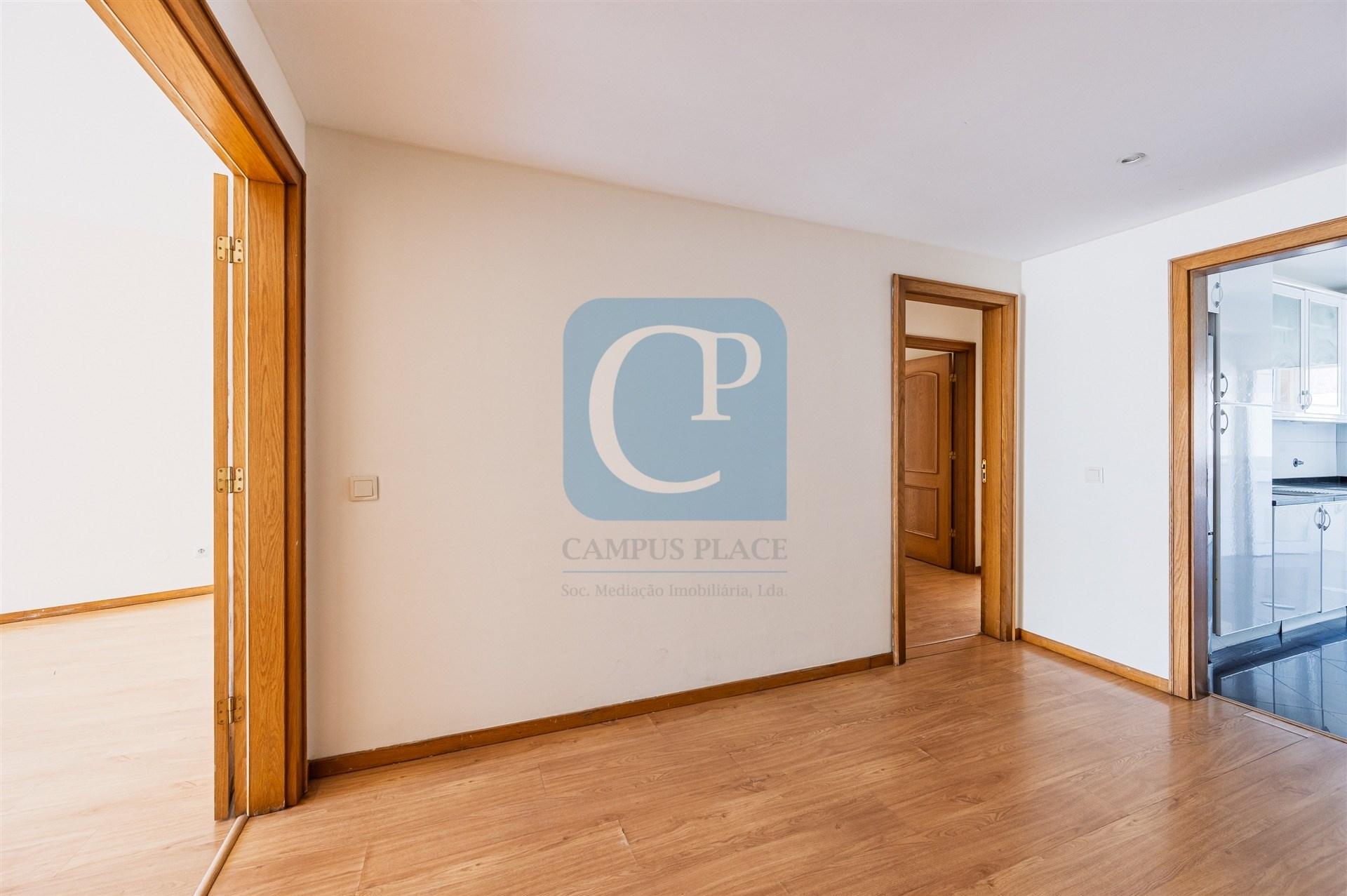 Apartamento T2 com garagem na Senhora da Hora, Matosinhos