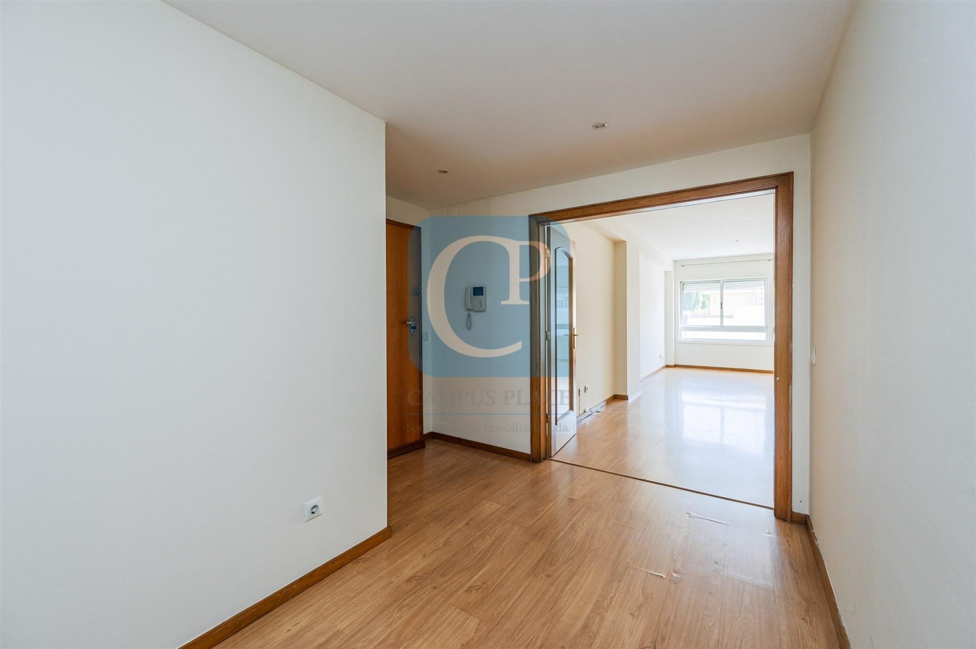 Apartamento T2 com garagem na Senhora da Hora, Matosinhos