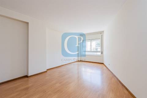 Apartamento T2 com garagem na Senhora da Hora, Matosinhos