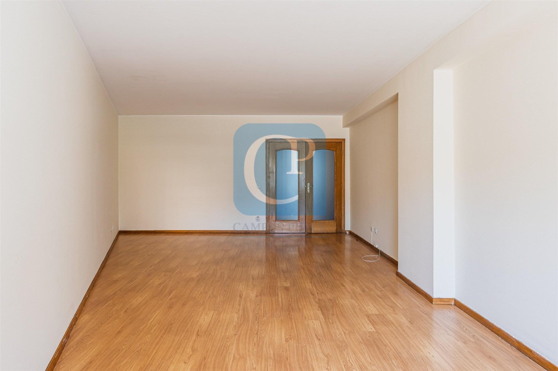 Apartamento T2 com garagem na Senhora da Hora, Matosinhos