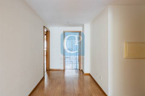 Apartamento T2 com garagem na Senhora da Hora, Matosinhos