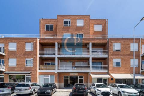 Apartamento T2, junto ao Hospital de São João.