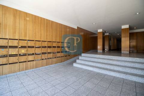 Apartamento T2, junto ao Hospital de São João.