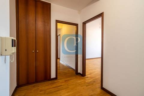 Apartamento T2, junto ao Hospital de São João.