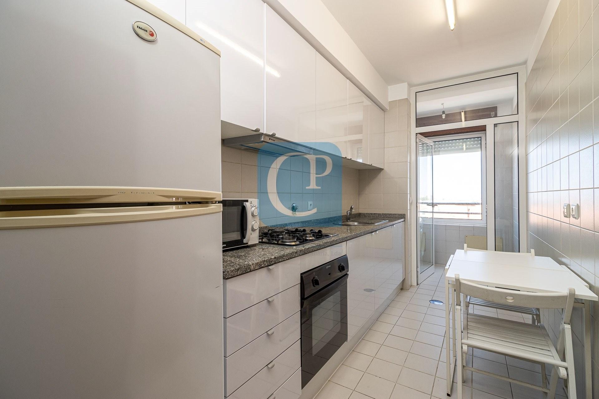 Apartamento T2, junto ao Hospital de São João.