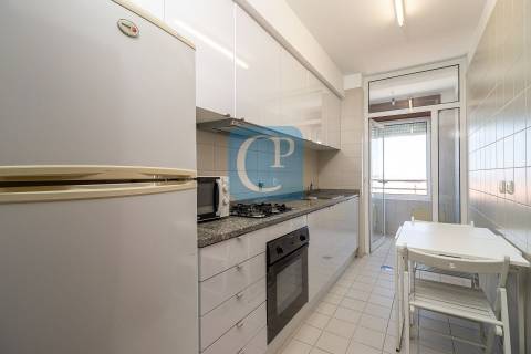 Apartamento T2, junto ao Hospital de São João.