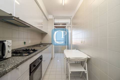 Apartamento T2, junto ao Hospital de São João.