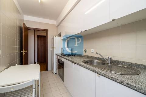 Apartamento T2, junto ao Hospital de São João.